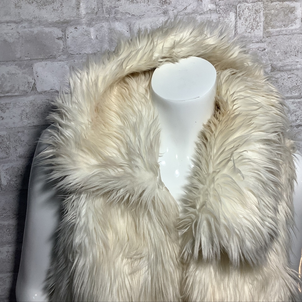 BCBG DESIGNER FAUX FUR WHITE VEST